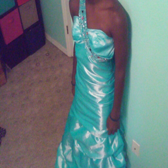 Gown - Picture 1 of 3