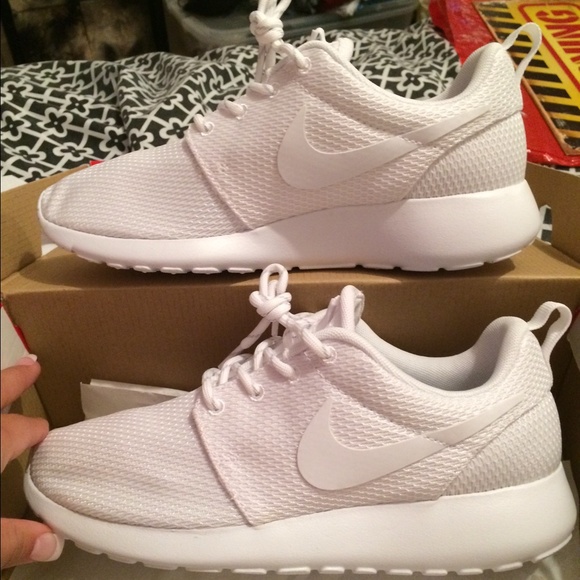 All white Nike Roshe Runs! - Picture 2 of 4