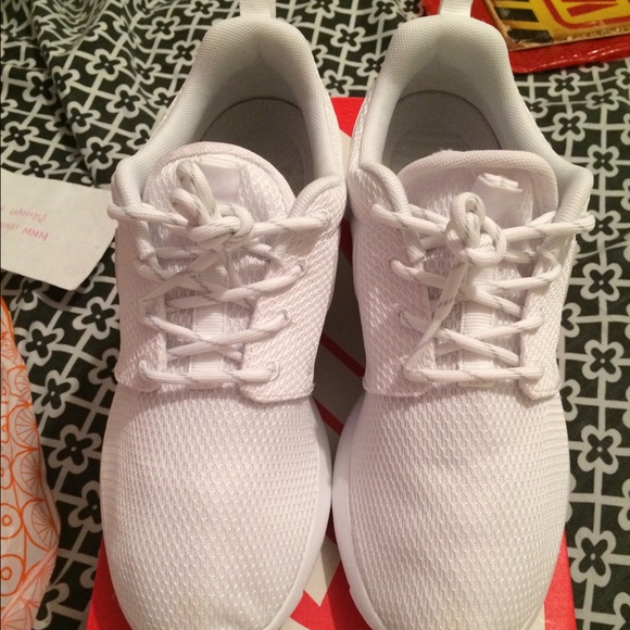 All white Nike Roshe Runs! - Picture 3 of 4