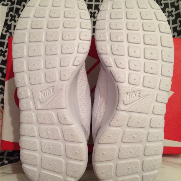 All white Nike Roshe Runs! - Picture 4 of 4