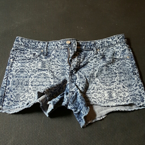 Patterned denim shorts - Picture 2 of 4