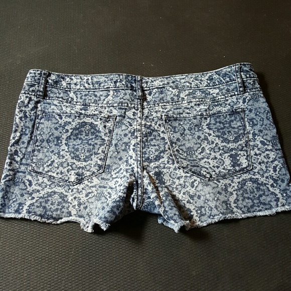 Patterned denim shorts - Picture 3 of 4