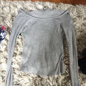 grey long sleeve shirt