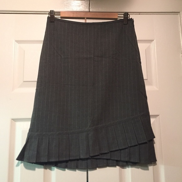 Ann Taylor Loft gray pencil skirt w/ ruffle.