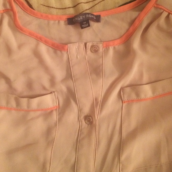 Tan blouse - Picture 3 of 3