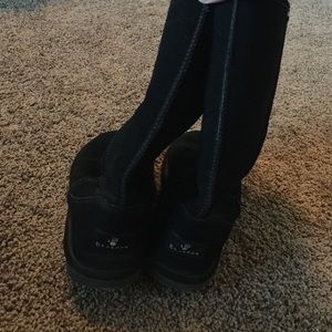 Black tall bear paw boots