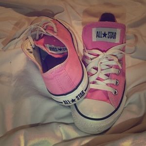 Pink low converse