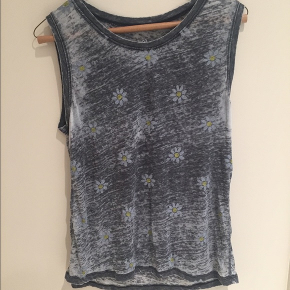 Daisy print on grey distressed muscle tee