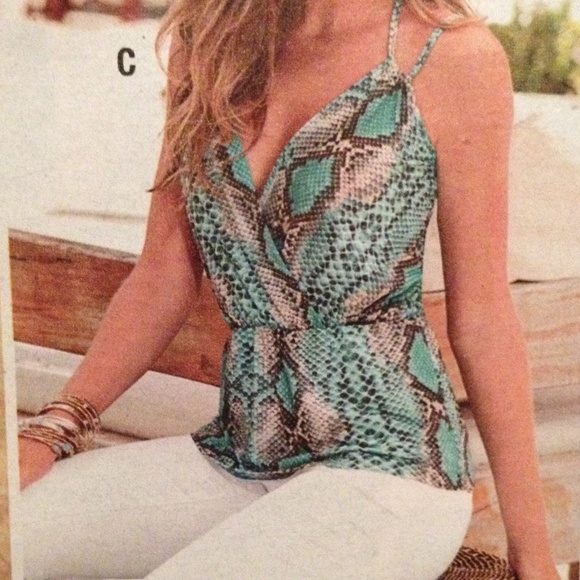 SOLD in Bundle Venus brand V neck halter top - Picture 3 of 4