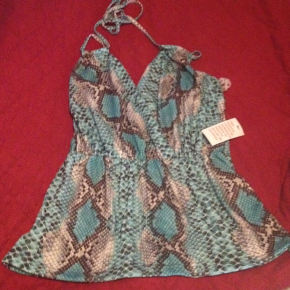 SOLD in Bundle Venus brand V neck halter top - Picture 4 of 4