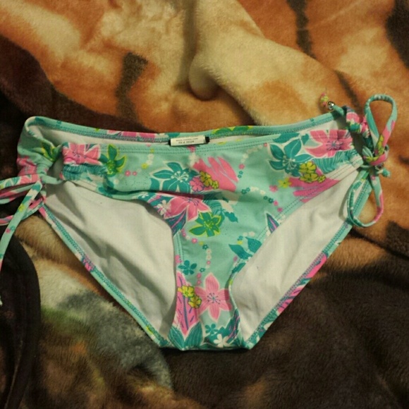 Bikini - Picture 3 of 3