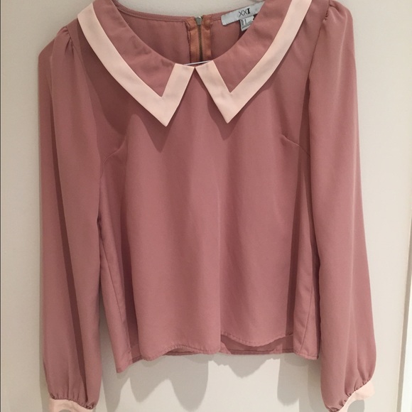 Collared long sleeved shirt