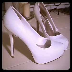 Steve Madden White Pumps