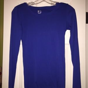 Long sleeve crew neck.