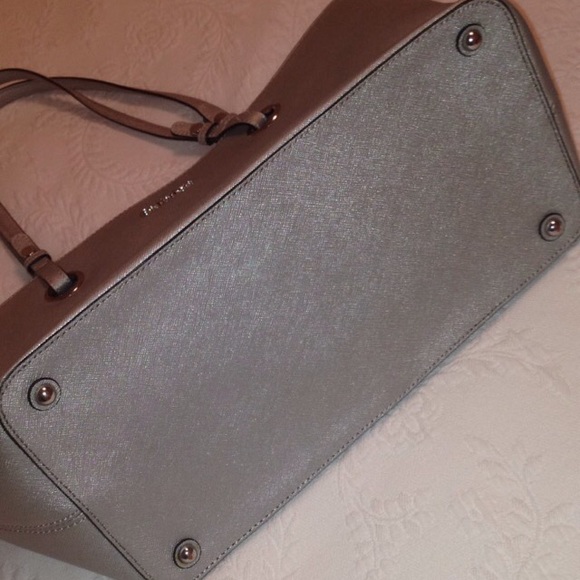 SOLD!Calvin Klein key item saffiano gray tote - Picture 4 of 4