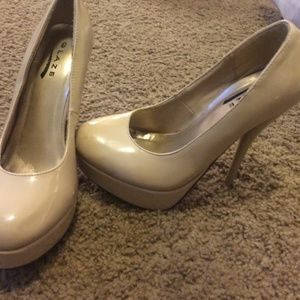 Nude pumps