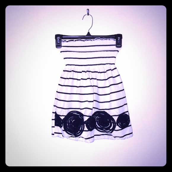 Black in whit tube top