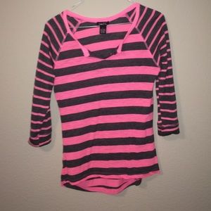 ️Pink and grey, striped quarter-sleeve