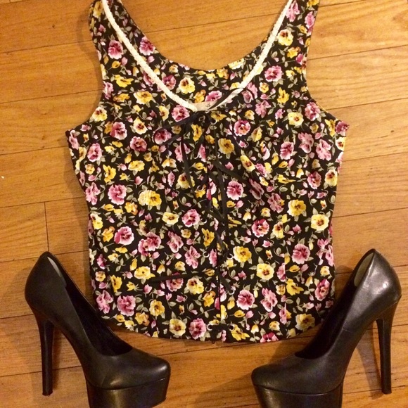 Flower lace up fitted tank