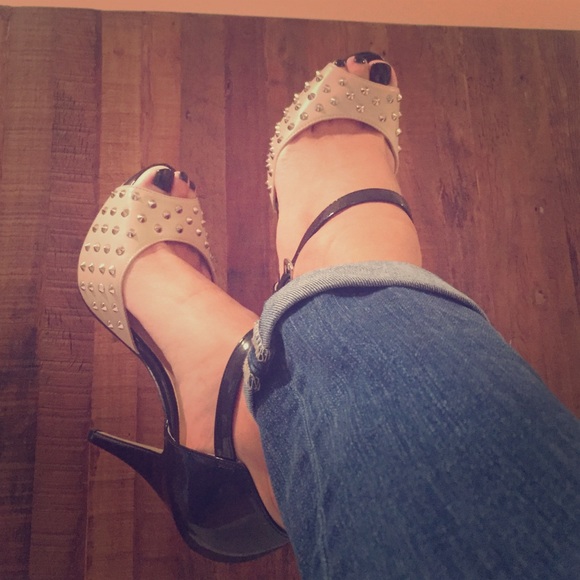 💃🏻sold💃🏻 ROCK AND REPUBLIC NWT Heels!!!