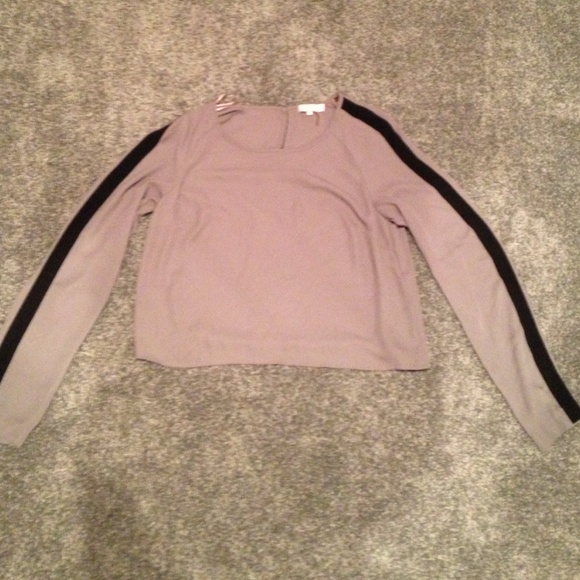 Grey crop with black lining down the sleeves - Picture 1 of 3