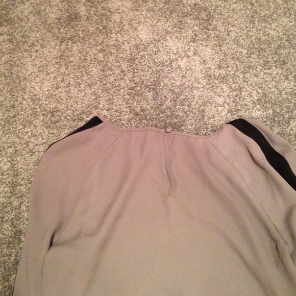 Grey crop with black lining down the sleeves - Picture 2 of 3