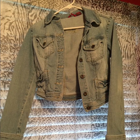 guess light wash jean jacket