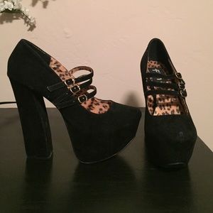 Black velvet, platform pumps