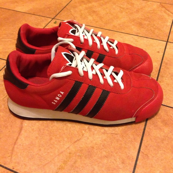 Red/white/black samoa.Nice colors💯trade💯