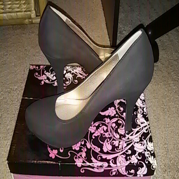 Qupid Black Heels !