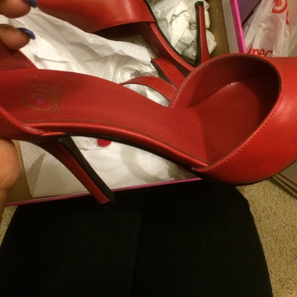 Sexy red heels!! - Picture 2 of 2