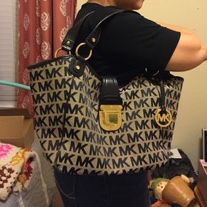 Authentic Micheal Kors Purse!!!