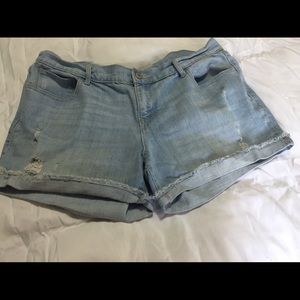 Boyfriend Lightwash Cuffed Shorts