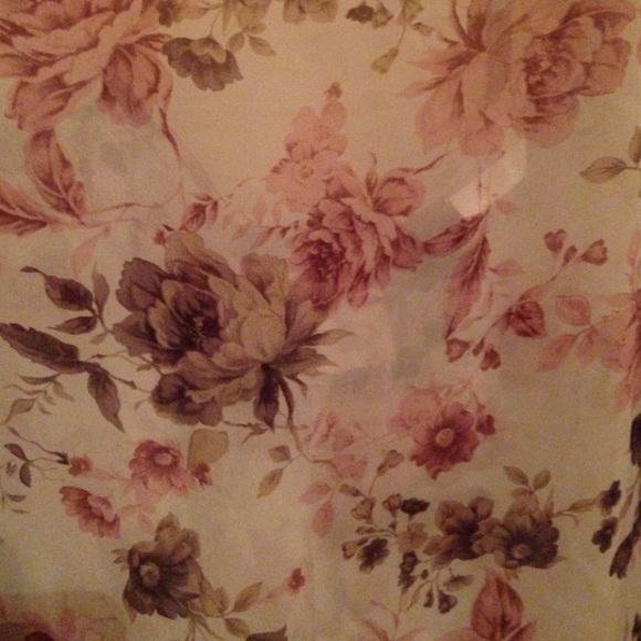 Flowy Floral Top - Picture 2 of 4