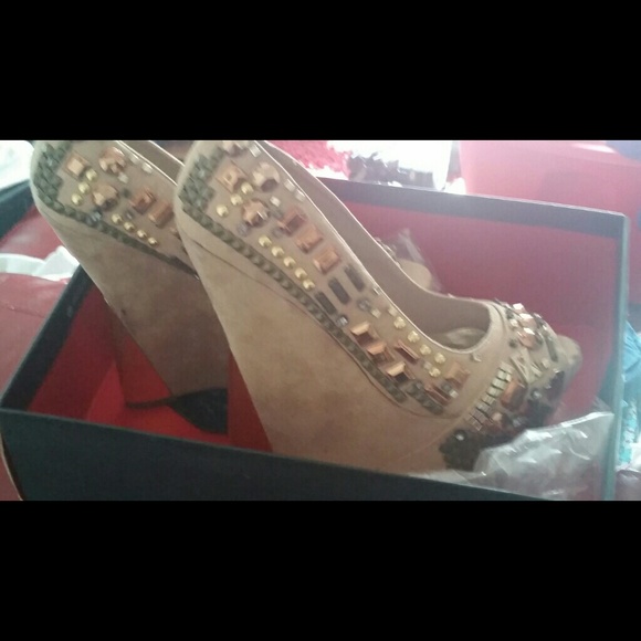 Heels - Picture 2 of 3