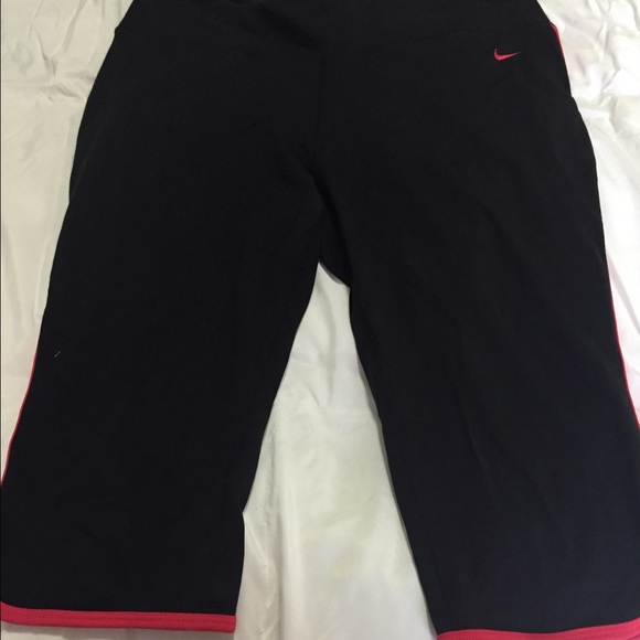 NIKE Capri Black yoga pants/leggings with red