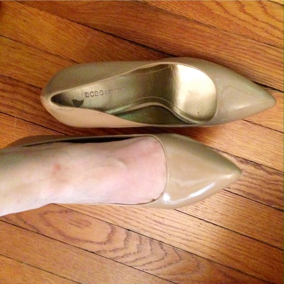 BIG SALE ON NOW. BCBG PUMPS 8 1/2 - Picture 2 of 4