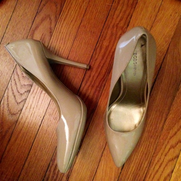BIG SALE ON NOW. BCBG PUMPS 8 1/2 - Picture 3 of 4
