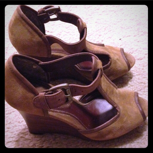 Nine West Tan Wedges