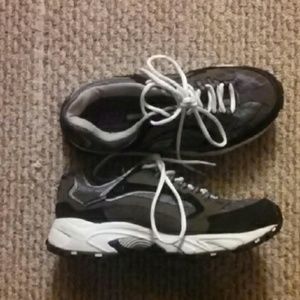 Sketchers Tennis Shoes