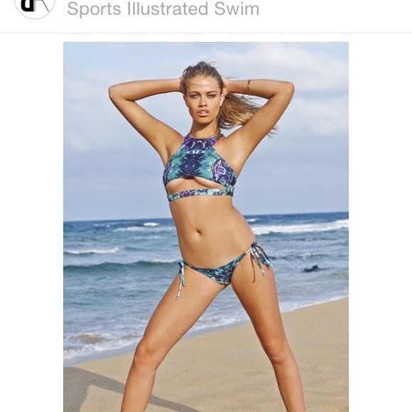🎉SOLD🎉Beach Riot cut out bikini top