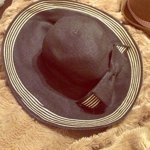 Summer beach floppy hat black and white