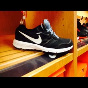 Nike men's tennis shoes size 10.