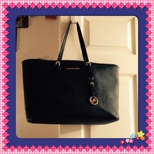 Authentic Michael Kors tote large bag Black/Gold😄