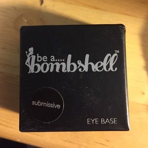 Be a bombshell eye base