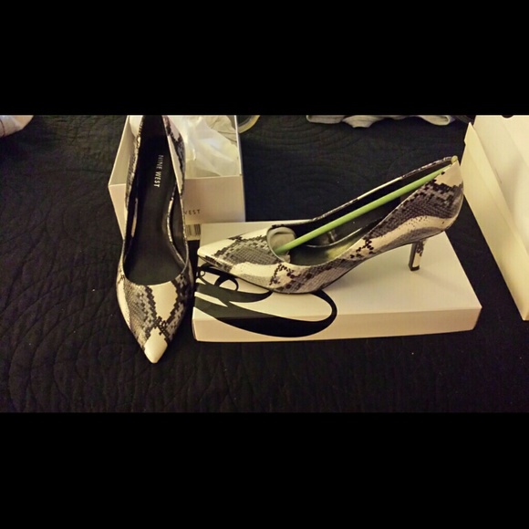 Nine West snake print pump