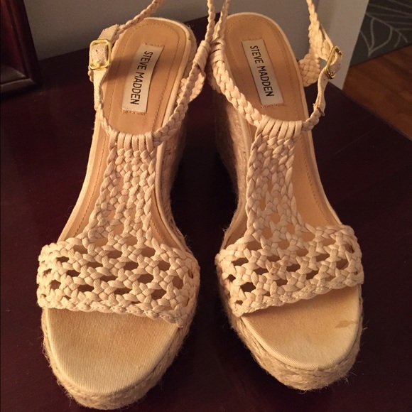 Light beige Steve Madden wedge