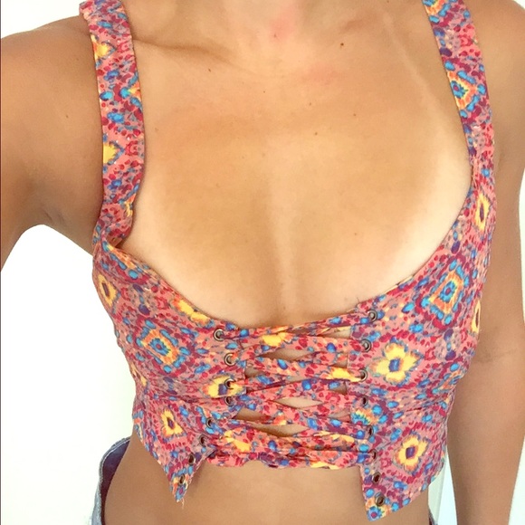 Super cute crop top that enhances the girls☺️