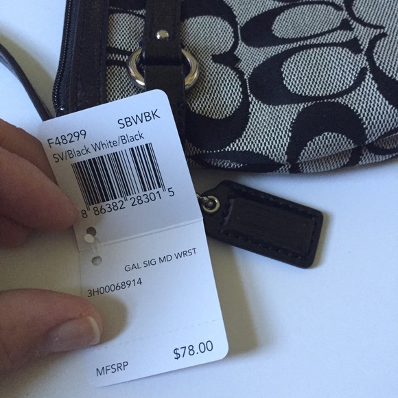 🚫SOLD NWT Coach Signature Grey & Black Wristlet! - Picture 4 of 4