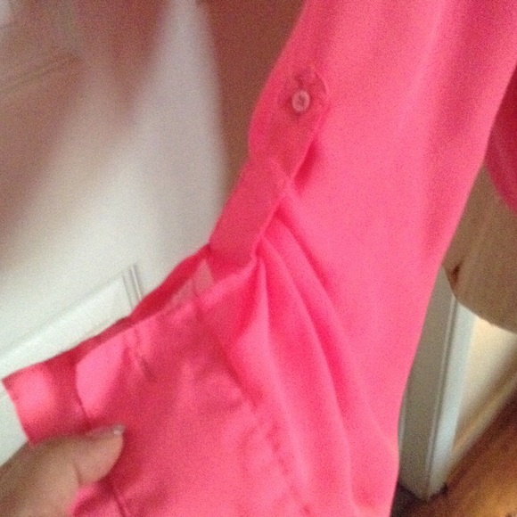 βοΈπHOST PICKπL.e.i. Sheer Florescent Pink Blouse - Picture 2 of 4